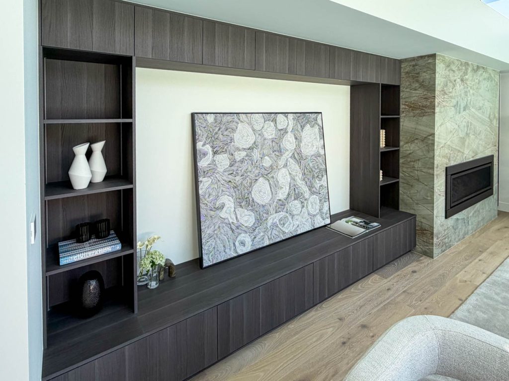 Built-in entertainment unit with feature lighting